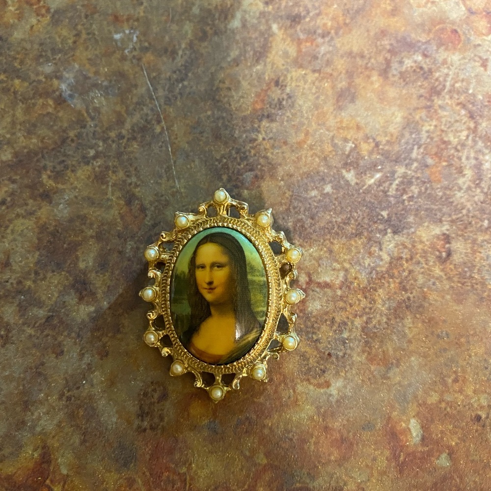 Sarah Coventry Mona Lisa Brooch